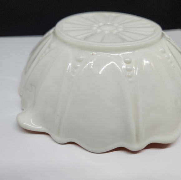 Anchor Hocking Handled Heart Bowl Oyster and Pearl White with Pink, 1938-1940 - Picture 9 of 12